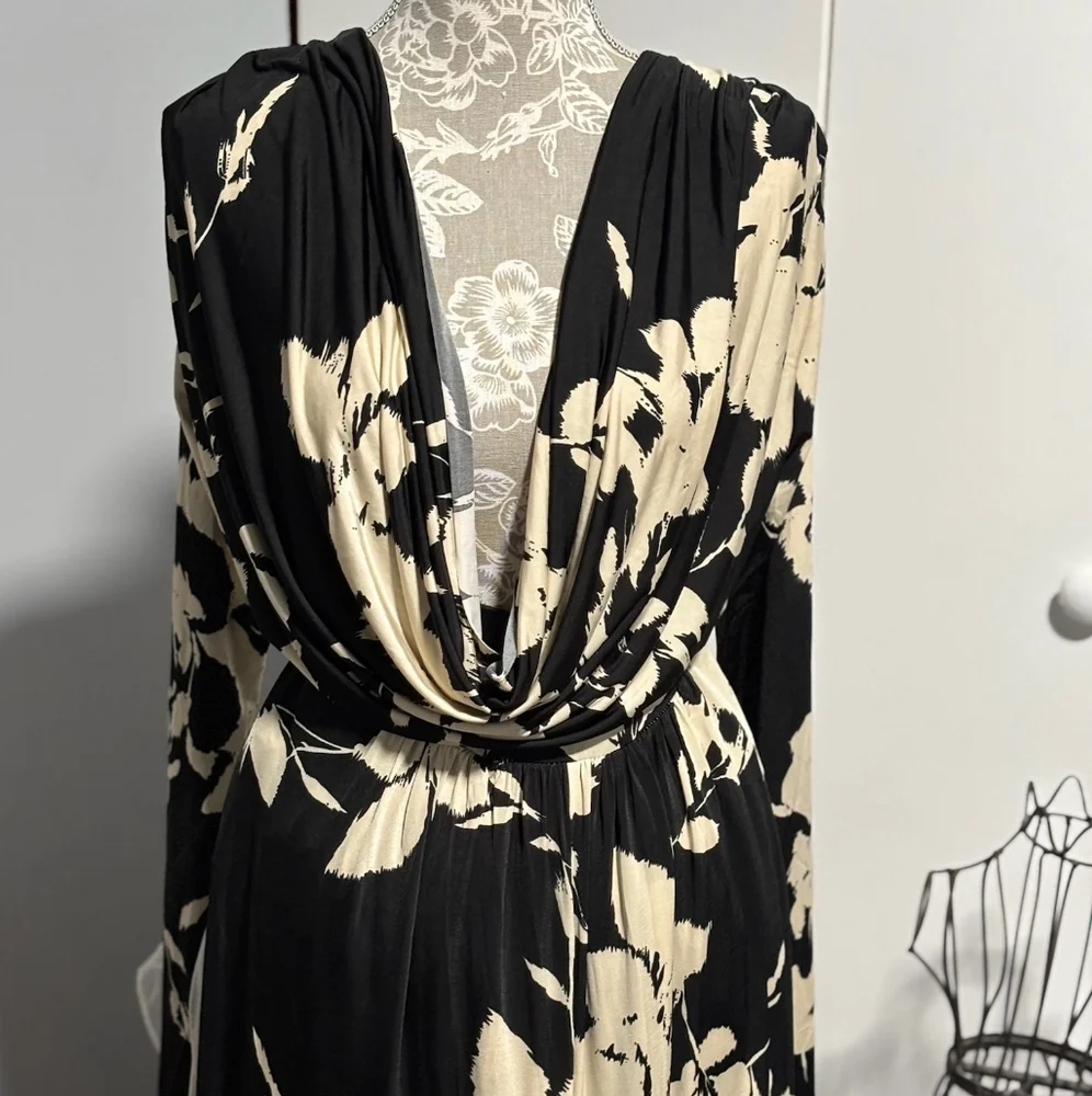Elegant Black and Cream Floral Pants Suit - Picture 4 of 9